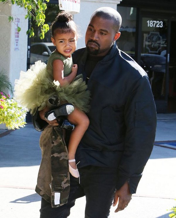 Kanye-West-take-their-daughters-Penelope-and-North-to-ballet-class-in-Los-Angeles